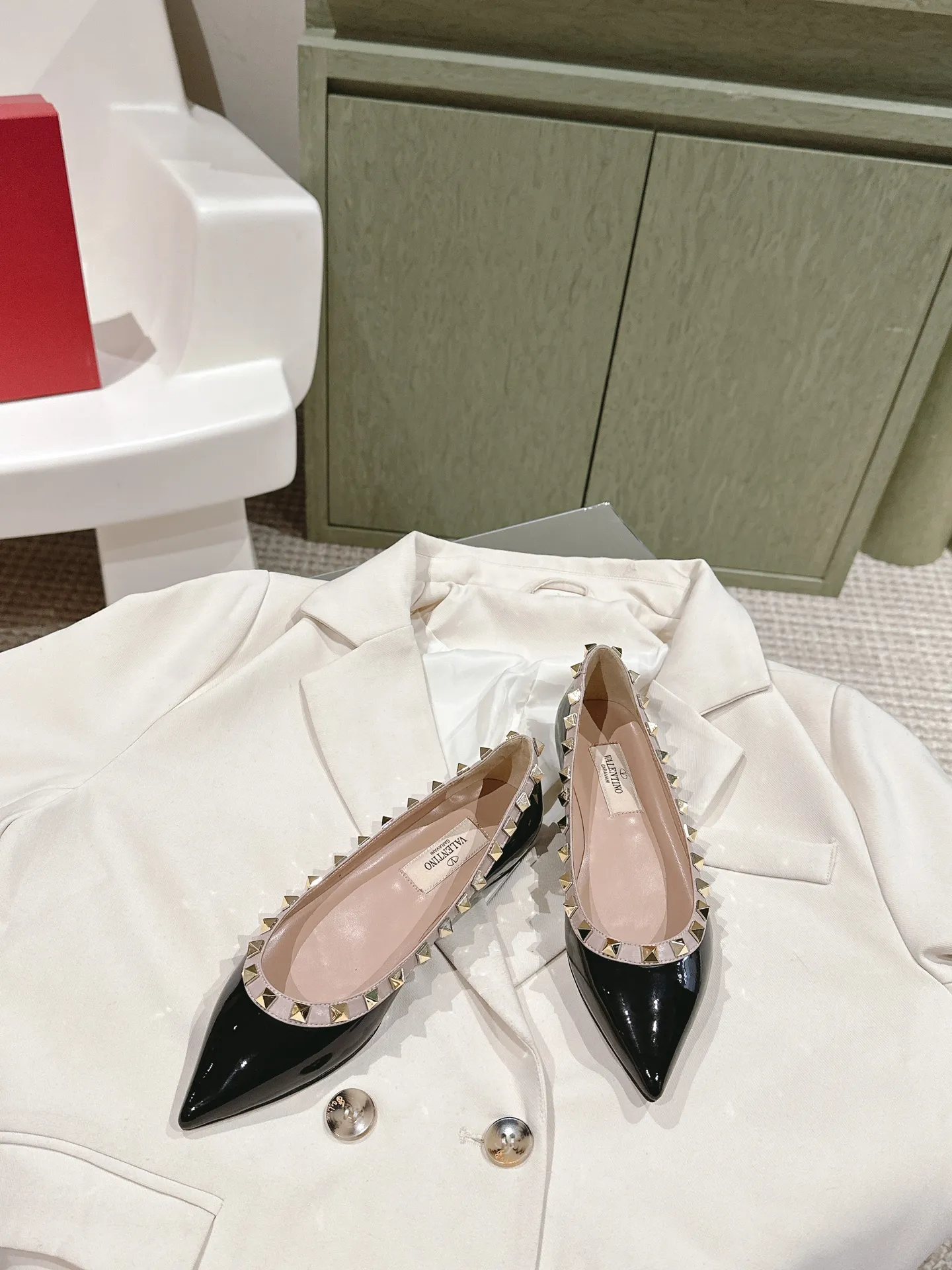 👟👟Ex-factory price 520👟👟 | ²⁰²4 𝐬𝐬 🤍🤎 Versatile series for all seasons! Is your shoe cabinet missing a pair? ! 🔥 The entire VALENTINO series is produced by Taiwan-funded factories! Getting in and out of the counter is stress-free! ROCKSTUD Valentino studded patent leather ballet flats ONE STUD retro craft pyramid large rivet buckle flats/high heels Smooth shoe lines and awesome version Comfortable upper foot. Increases height. Looks slimmer. Elongates leg lines Imported mirrored calfskin/cow patent leather/high-density silk material Lambskin lining Italian high-density genuine leather outsole Size35-39 (40/41/42 can be customized) Heel height: flat ♺Synchronized gift box💝packaging at the counter!